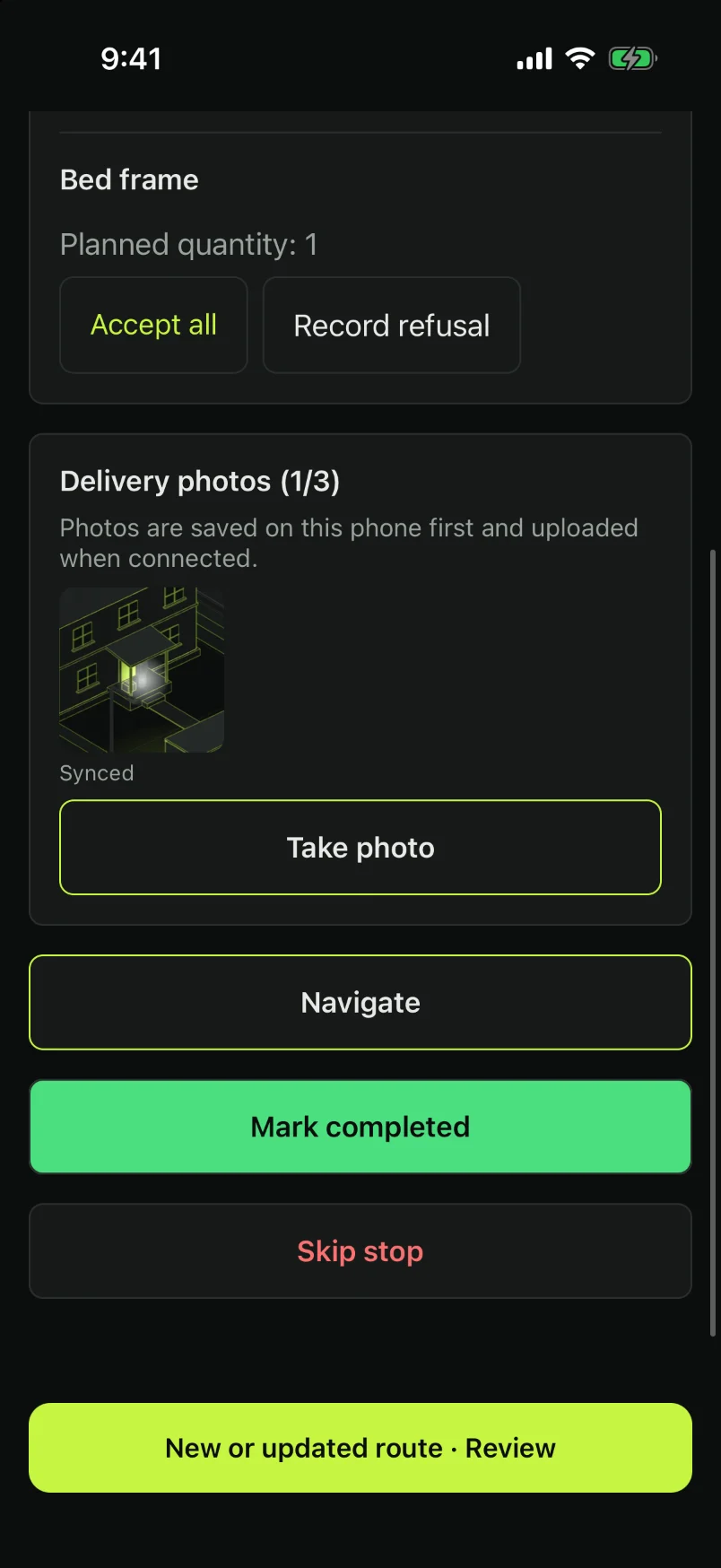 The driver app at stop 4: the bed frame with buttons to accept it in full or record a refusal, one delivery photo already synced, and buttons to navigate, mark the stop completed or skip it.